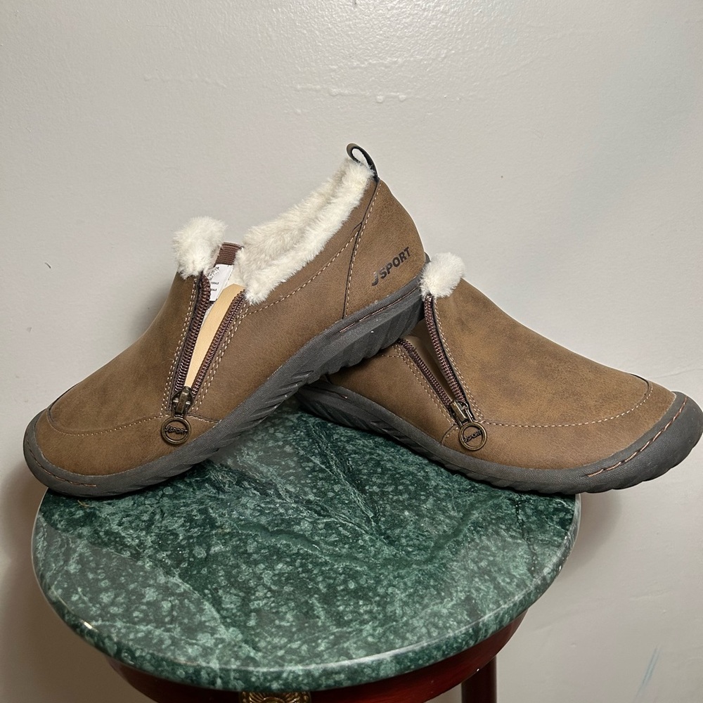 Women's warm shoes. Sport Memory Form brand.Man Made Material.Size 7.5.$35.